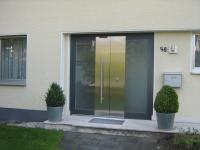 Aluminium-Haustür mit großem Stangengriff und Seitenteil in Bergisch Gladbach