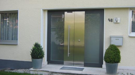Aluminium-Haustür mit großem Stangengriff und Seitenteil in Bergisch Gladbach / Köln