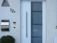 PaX-Haustür in weiß mit Stangengriff