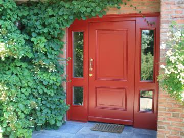Holz-Haustür in rot mit verglasten Seitenteilen in Köln