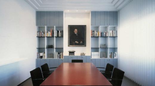 Einbauschrank und Konferenztisch in Köln