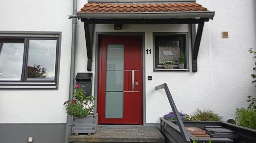 Aluminium-Haustür mit Muldengriff in rot 2