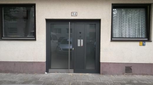 Aluminium-Haustür silbergrau mit Kamera in Köln