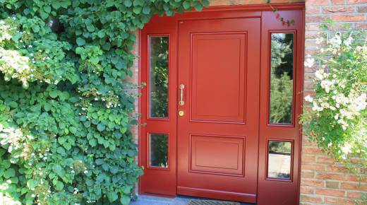 Holz-Haustür in rot mit verglasten Seitenteilen in Köln