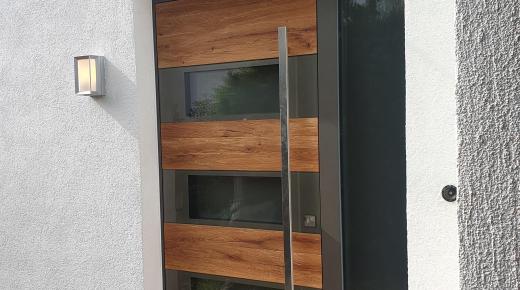 Altholz-Haustür von Weingarten in Köln