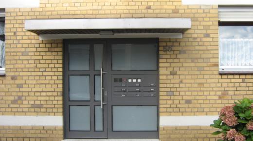 Aluminium-Haustür in grau mit Milchglas-Einsatz und Briefkastenanlage in Köln