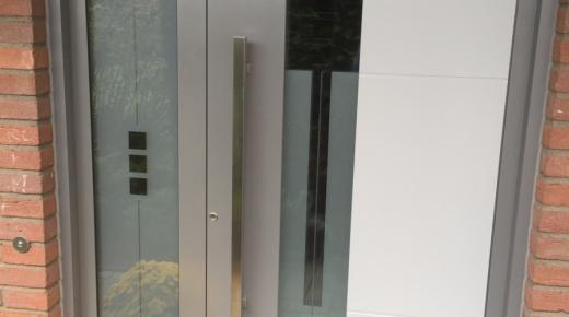 Aluminium-Haustür zweifarbig mit Seitenteil