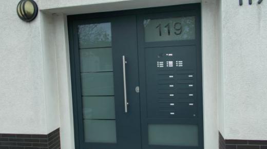 Aluminium-Haustür mit Briefkastenanlage in Köln