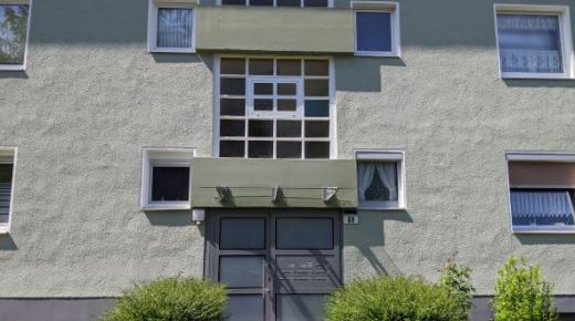 Aluminium-Haustür mit Briefkastenanlage und Vordach in Köln