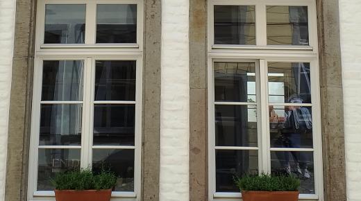Fenster im Baudenkmal in weiß aus Eukalyptus