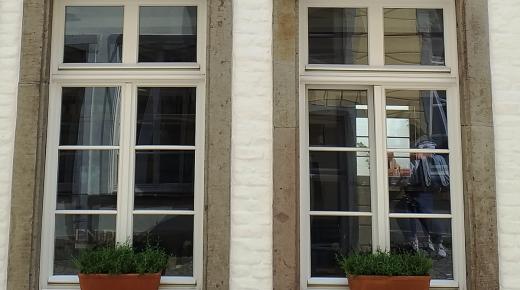 Fenster im Baudenkmal in weiß aus Eukalyptus in Köln