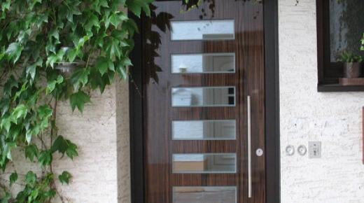 PaX-Haustür mit Holzfurnier und Aluminium-Trittleiste