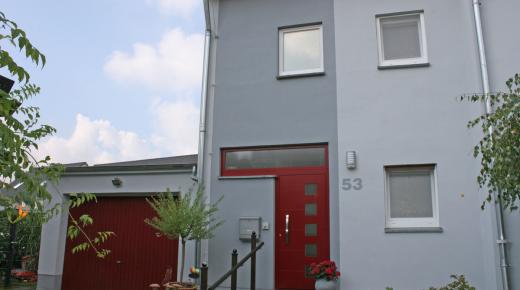 Aluminium-Haustür in rot mit großem Oberlicht in Köln