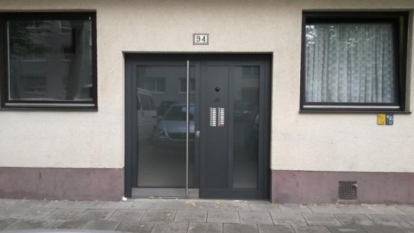 Aluminium-Haustür silbergrau mit Kamera in Köln