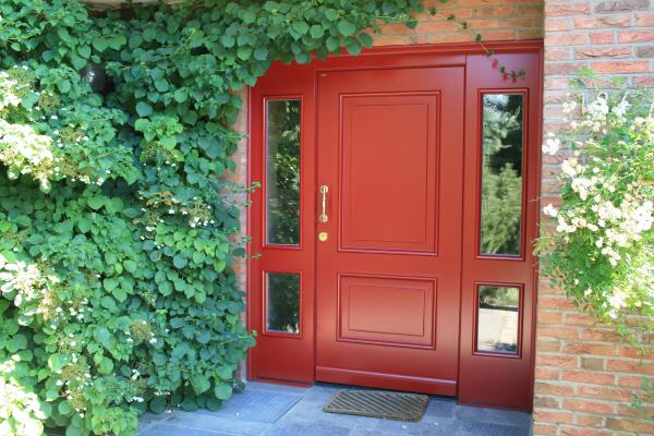 Holz-Haustür in rot mit verglasten Seitenteilen