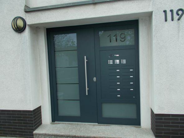 Aluminium-Haustür mit Briefkastenanlage in Köln