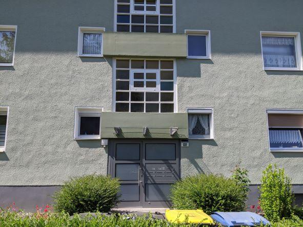 Aluminium-Haustür mit Briefkastenanlage und Vordach in Köln