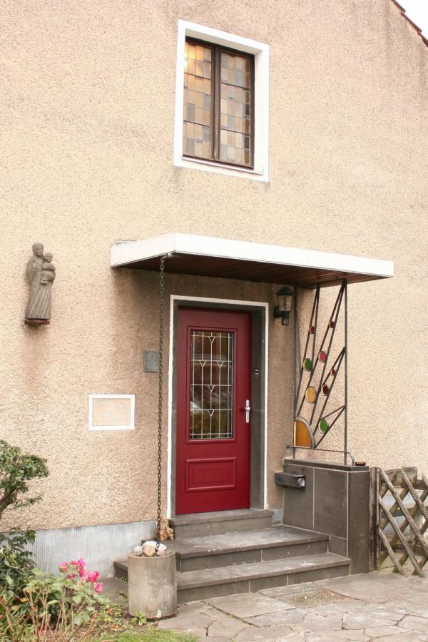 Holz-Haustür, klassisches Design in rot