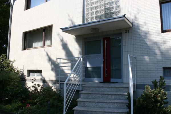 Aluminium-Haustür in Mehrfamilienhaus mit Briefkastenanlage in hell- und dunkelgrau, Köln