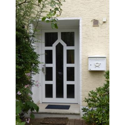 Aluminium-Haustür in weiß mit Sprossensatz in Köln