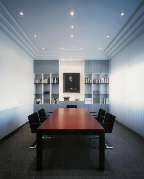 Einbauschrank und Konferenztisch in Köln