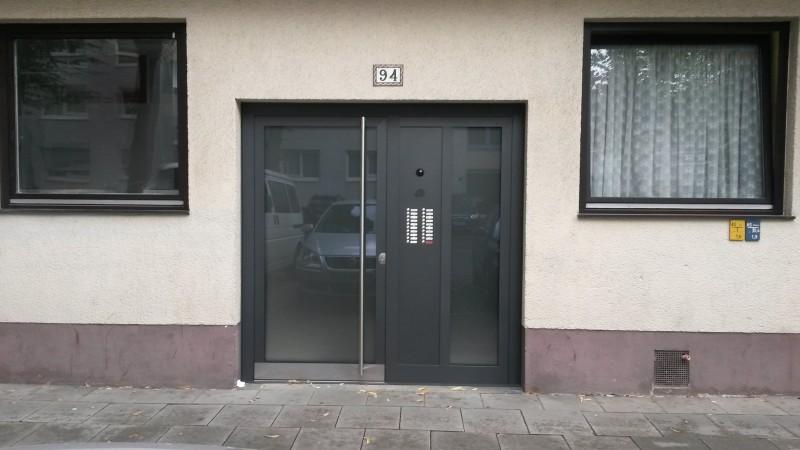 Aluminium-Haustür silbergrau mit Kamera in Köln