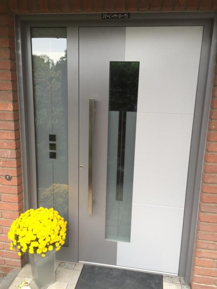 Aluminium-Haustür zweifarbig mit Seitenteil in Köln