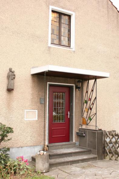 Holz-Haustür, klassisches Design in rot, Köln