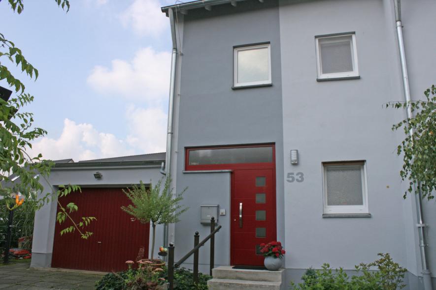 Aluminium-Haustür in rot mit großem Oberlicht in Köln