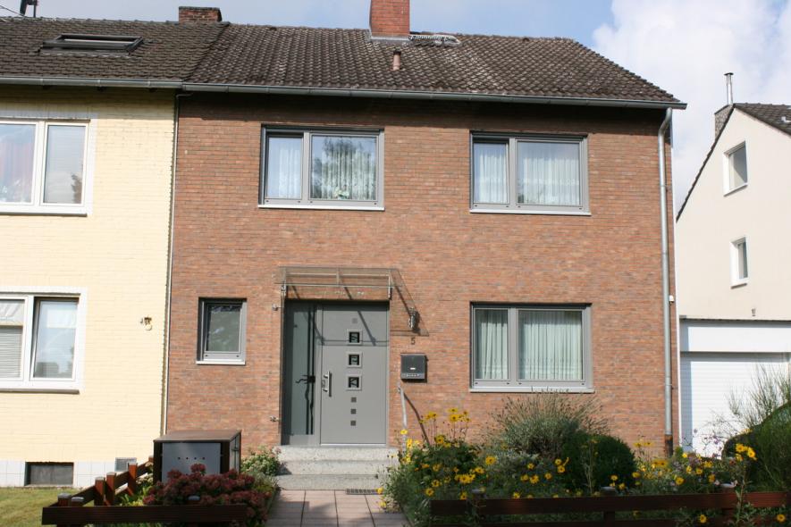 Aluminium-Haustür in grau mit Milchglas-Seitenteil in Köln
